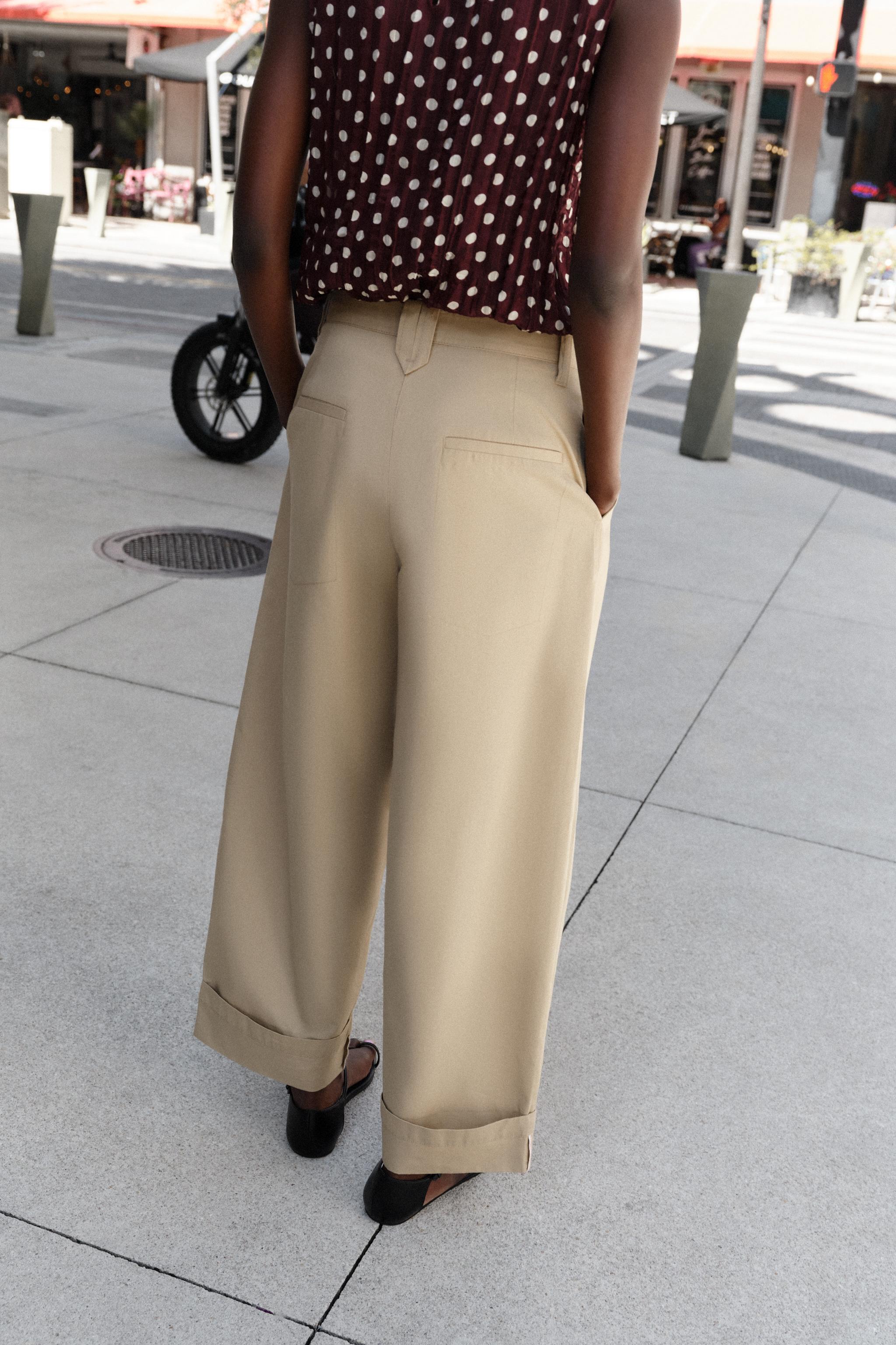PANTALON À PINCES ET BAS REVERS